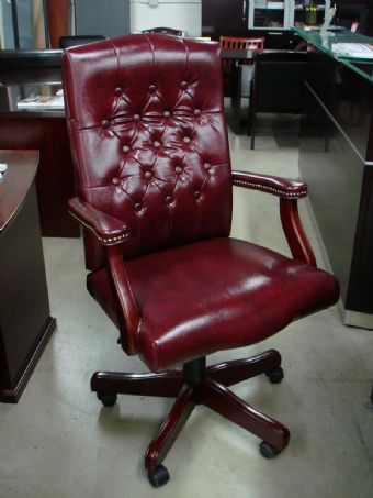 905 Faustino's Traditional Vinyl Chair (Oxblood)