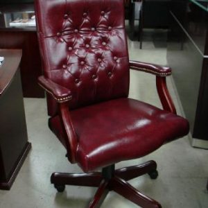 905 Faustino's Traditional Vinyl Chair (Oxblood)