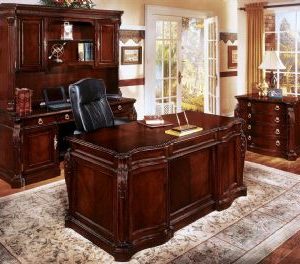 Balmoor Collection Executive Desk with Credenza and Hutch (Mahogany)