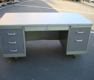 Holga Vintage Tanker Desk in Mint Green